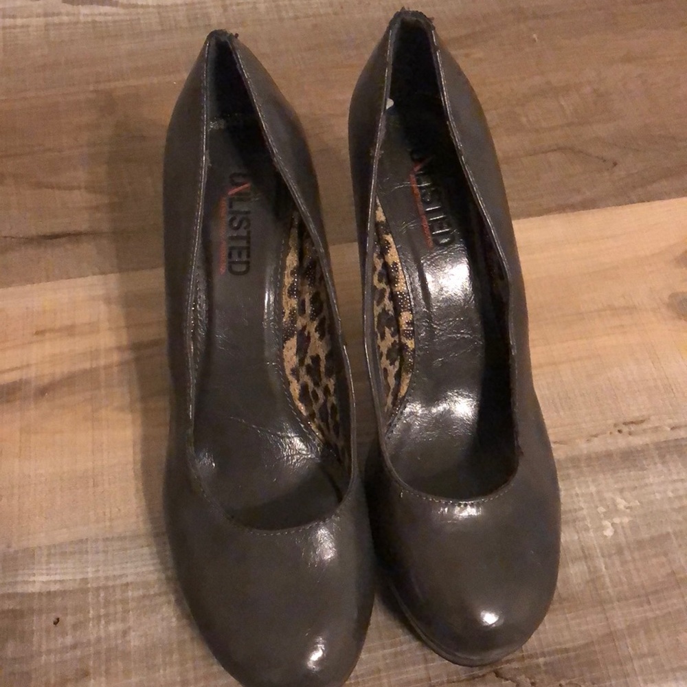 Unlisted Gray silver pumps size 8